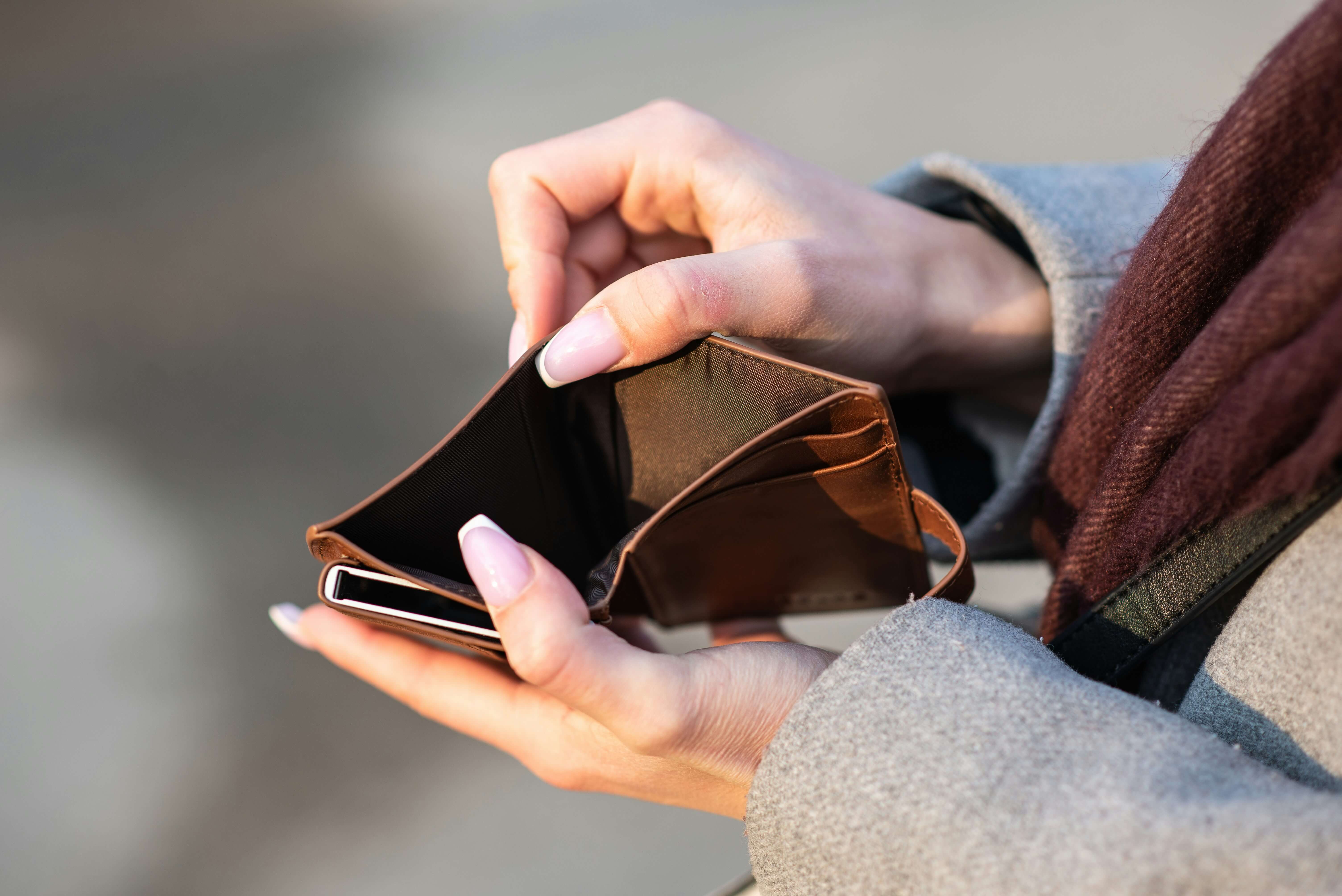 What Is The Difference Between Minimum Wage and Living Wage?